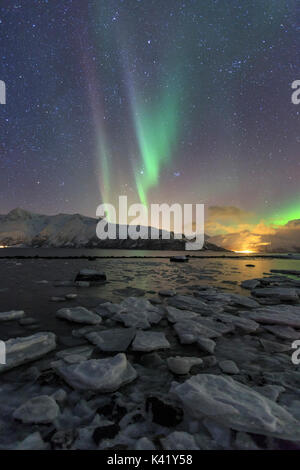 Le luci del nord si illumina il paesaggio ghiacciato in Svensby Alpi Lyngen Tromsø Lapponia Norvegia Europa Foto Stock