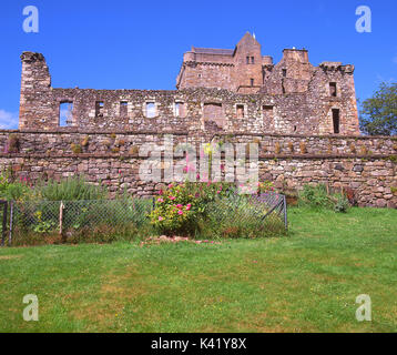 Una variopinta scena estiva del castello siituated nella pittoresca Dollar Glen, Clackmannanshire Foto Stock