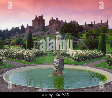 Una magnifica vista di Drummond Castle Gardens vicino a Crieff, Perthshire Scozia centrale Foto Stock