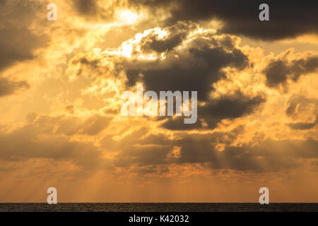 Bel tramonto cielo sopra il mare delle Andamane vicino a Koh Chang island, Thailandia Foto Stock