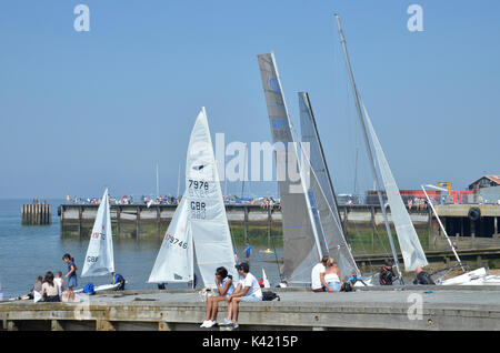 Barche a vela sulla spiaggia a Whitstable in Kent Foto Stock