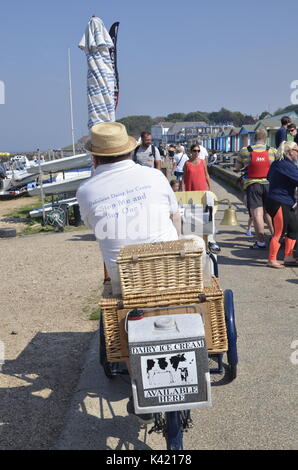 Un tradizionale gelato uomo su una bicicletta a Whitstable Kent Foto Stock