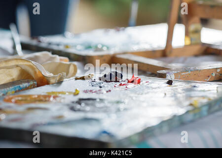 Colorate Vernici a olio su palette in legno. artista area di lavoro Foto Stock