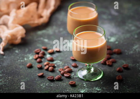 Liquore Irish cream e i chicchi di caffè Foto Stock