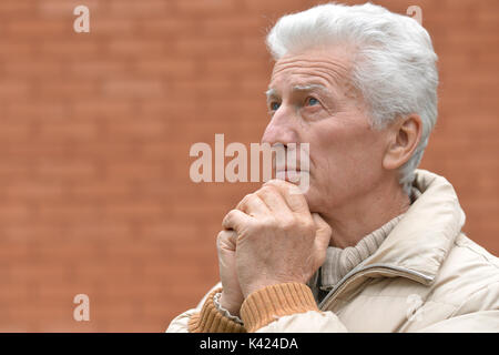 Senior uomo che prega Foto Stock