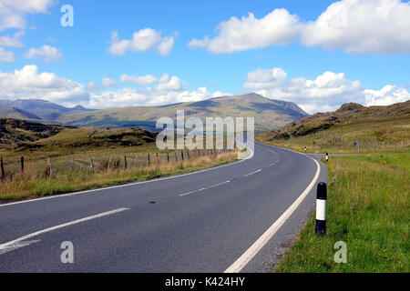 Snowdonia, il Galles del Nord, Regno Unito, 04 agosto 2017. Guardando a nord fino la Crimea passare verso Dolwyddelan attraverso le montagne di Snowdonia nel Galles del Nord. Foto Stock