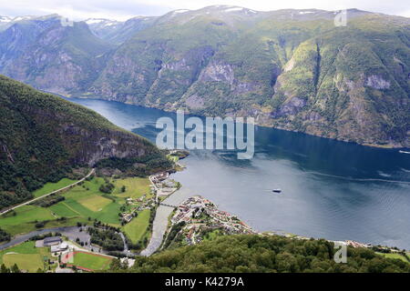 Vista in aurlandsvangen village e aurlandsfjorden dal di sopra Foto Stock