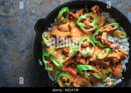 Funghi finferli, la cipolla e il pepe in una padella di close-up orizzontale Foto Stock