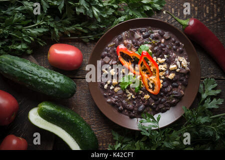 Lobio su una piastra di ceramica, verdure, cucina georgiana in orizzontale Foto Stock
