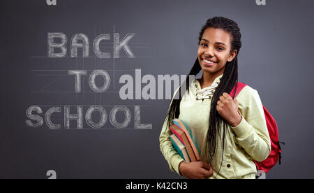 Il tempo per divertirsi matematica -sorridente schoolgirl Foto Stock