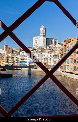 Vista dal ponte della Cattedrale di Girona e colorate case medievali lungo il fiume Onyar. Foto Stock