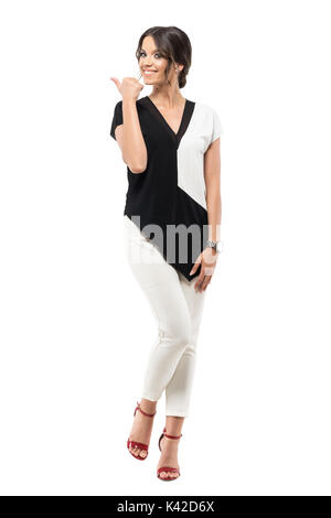 Emozionato allegro bella donna d'affari in tuta che mostra un pollice alzato la mano gesto. Corpo pieno lunghezza ritratto isolato su bianco di sfondo per studio Foto Stock