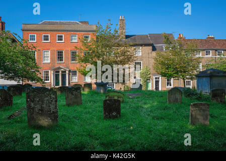 Bury St Edmunds Suffolk, vista contrastanti di St Mary's grande sagrato e case cittadine Georgiane in Crown Street, UK. Foto Stock