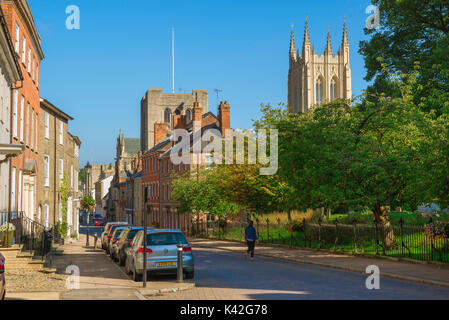 Bury St Edmunds Suffolk, vista lungo Crown Street che mostra le torri del castello normanno e la cattedrale nel centro della città di Bury St Edmunds UK Foto Stock