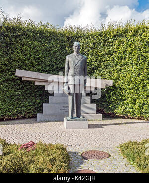 Statua di bronzo del re danese Frederik IX con il monumento di granito a Nordre Toldbod in Copenhagen DANIMARCA Europa Foto Stock