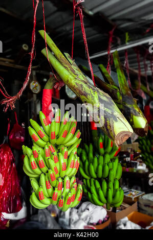 BANANA DRAGON PER L'offerta. Una tradizione cinese per adoratori di offrire le banane quando pagare rispetto al Signore Buddha. Foto Stock