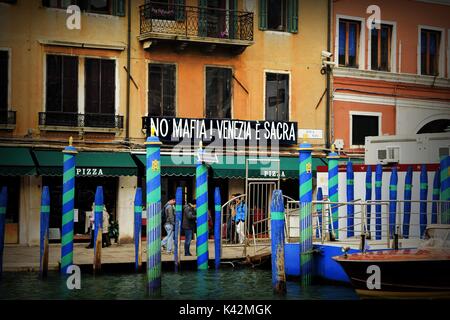 Un banner su una casa lungo il Canal Grande di Venezia dicendo "No Mafia!!! Venezia e' Sacra', nei pressi del Ponte di Rialto Foto Stock