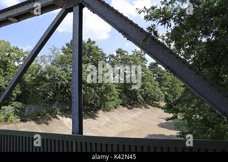 I membri' Banking da membri' Bridge, Brooklands Museum, Weybridge, Surrey, Inghilterra, Gran Bretagna, Regno Unito, Gran Bretagna, Europa Foto Stock