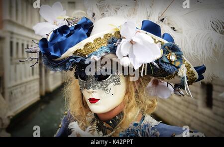 Splendido cappello e il costume di carnevale di Venezia Foto stock - Alamy