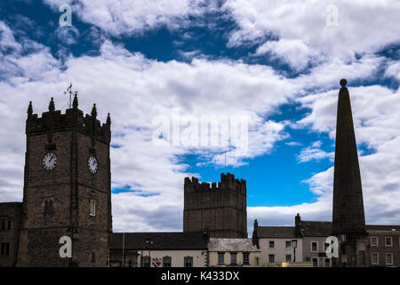 Richmond Town skyline con la torre dell orologio, Norman tenere del castello e la croce di mercato nel centro storico, Swaledale, North Yorkshire Dales, E Foto Stock