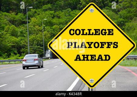 College playoff davanti, cartello giallo di avvertimento Foto Stock