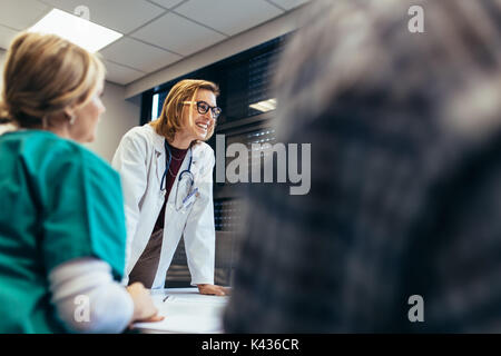 Felice e rilassato il personale medico in riunione. Il gruppo di medici nella riunione del consiglio di amministrazione Foto Stock