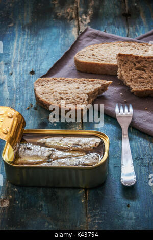 Vista superiore della casalinga di grano intero pane e conserve di pesce sul tavolo rustico Foto Stock