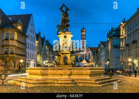 Vista notturna di Maximilianstrasse, Augsburg, Baviera, Germania Foto Stock