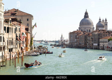 L'Italia, Venezia vista dal Ponte dell'Accademia lungo il Canal Grande verso la Basilica di Santa Maria della Salute. Foto Stock