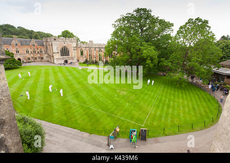 Croquet match presso il Palazzo del Vescovo, pozzi, Somerset. Regno Unito Foto Stock