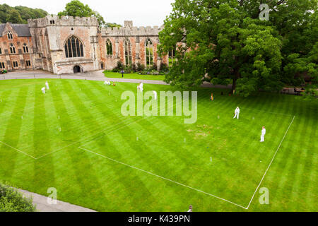 Croquet match presso il Palazzo del Vescovo, pozzi, Somerset. Regno Unito Foto Stock