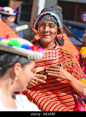 EVOLENE, Svizzera - 12 agosto: ballerino boliviana in costumi tradizionali: Agosto 12, 2015 in Evolene, Svizzera Foto Stock