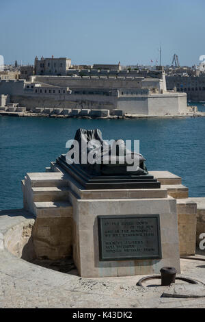 Vista da assedio War Memorial, La Valletta, guardando all ingresso del Grand Harbour, Valletta, Malta verso Fort St Angelo, Birgu. Foto Stock