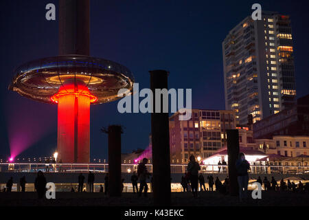 Vista notturna della British Airways i360 è il più alto di mondi in movimento torre di osservazione sul lungomare di Brighton . credit:terry applin Foto Stock