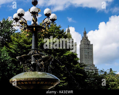 Cherry Hill Fontana nel parco centrale con vista delle torri di San Remo appartamenti, Manhattan, New York, Stati Uniti d'America Foto Stock