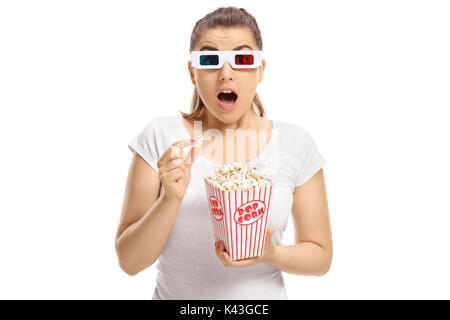 Spaventata ragazza con gli occhiali 3D e popcorn guardando la telecamera isolata su sfondo bianco Foto Stock
