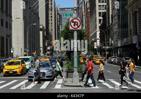 Pedoni lungo 23rd Street e Park Avenue a Manhattan, New York New York il 21 maggio 2017. Foto Stock
