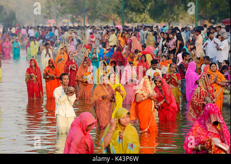 Gli indù al festival Chhath, New Delhi, India | Indù beim hinduistischen Chhath Fest, Neu-Delhi, Indien Foto Stock