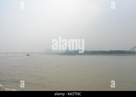 Il fiume giallo e vita, Wuhan, smog Foto Stock