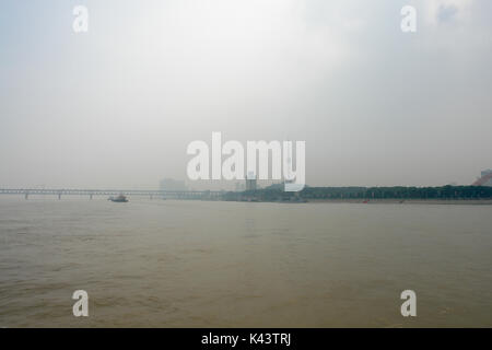 Il fiume giallo e vita, Wuhan, smog Foto Stock