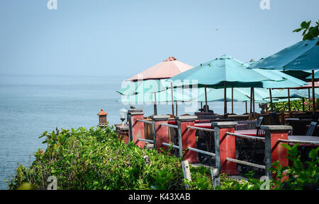 Vista mare coffee shop in Bali, Indonesia. Bali è una lussureggiante isola paradiso, famosa per la sua arte, cultura e svago. Foto Stock