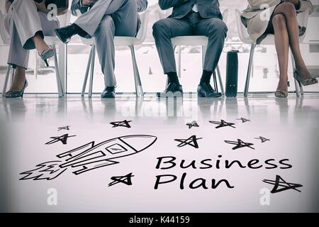 Immagine digitale di rucola e forme stellari con business plan testo contro la sala di attesa con la gente di affari Foto Stock