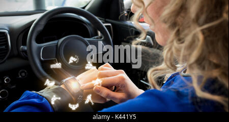 Immagine grafica delle varie attività sportive contro close up della donna utilizzando smart watch in auto Foto Stock