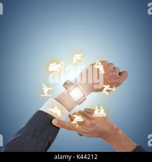 Ritagliate la mano di imprenditore indossando smart orologio contro viola vignette Foto Stock