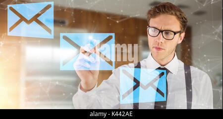 Geeky imprenditore iscritto con marcatore contro gli ascensori chiusa in un ufficio moderno Foto Stock