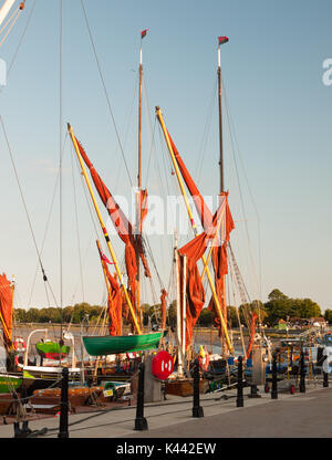 Dockyard scena promenade di Londra chiatte Maldon Essex mancanza acqua a montanti e bandiere;Essex; Inghilterra; Regno Unito Foto Stock