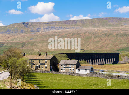 Station Inn free house pub e letti a castello fienile con viadotto Ribblehead sotto Whernside. Ribblehead Yorkshire Dales National Park North Yorkshire England Regno Unito Foto Stock