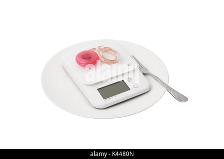 Alimento bianco bilance con tapeline rosa su una piastra con la forcella, isolato su bianco Foto Stock