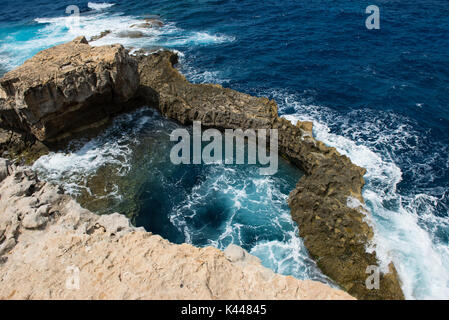 Coste rocciose e mare. Foro di blu e il crollo di Azure Window in Dwejra Bay, Gozo, Malta Foto Stock