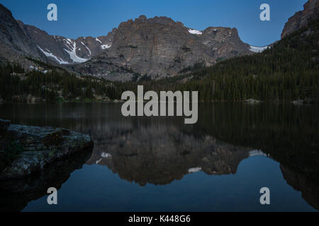 Un inizio di mattina su loch vale aka il loch, nel parco nazionale delle Montagne Rocciose nei pressi di Estes Park, COLORADO. Foto Stock